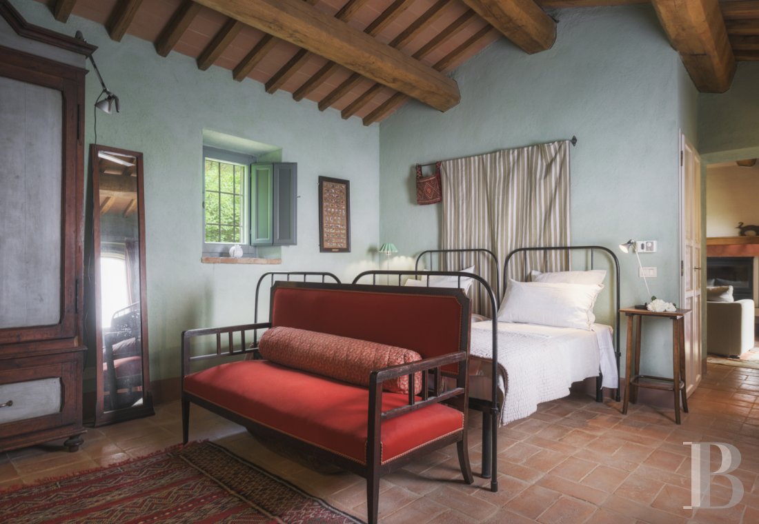 An old olive grove farmhouse restored to its former glory, overlooking the countryside in the Val d'Orcia in Tuscany - photo  n°17